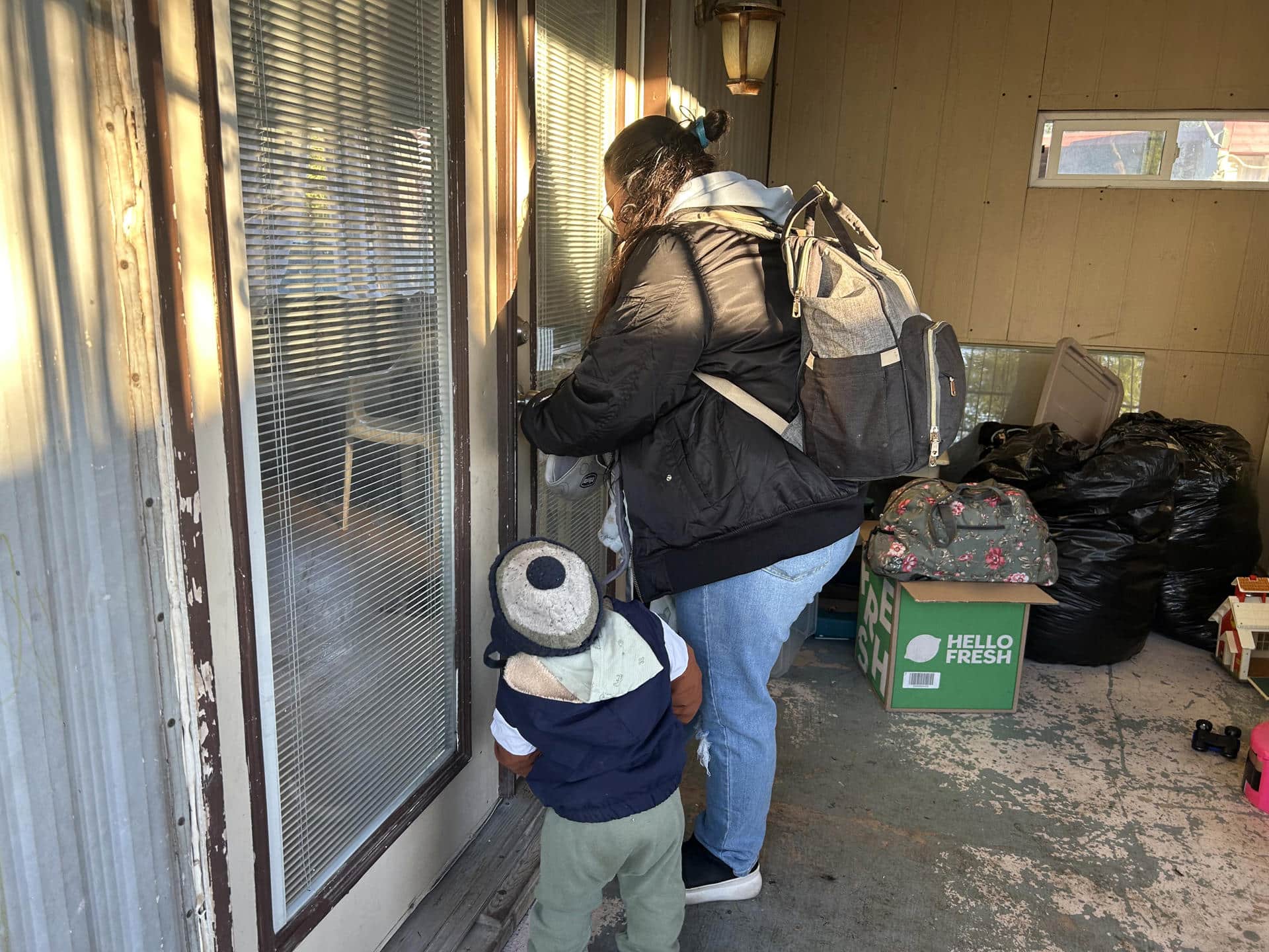 La inmigrante colombiana Yarlidis Goez-Santos sale de su apartamento junto a su hijo para el viaje de la autodeportación hacia su país de origen este martes, en Tucson, Arizona (EE.UU.). EFE/ María León