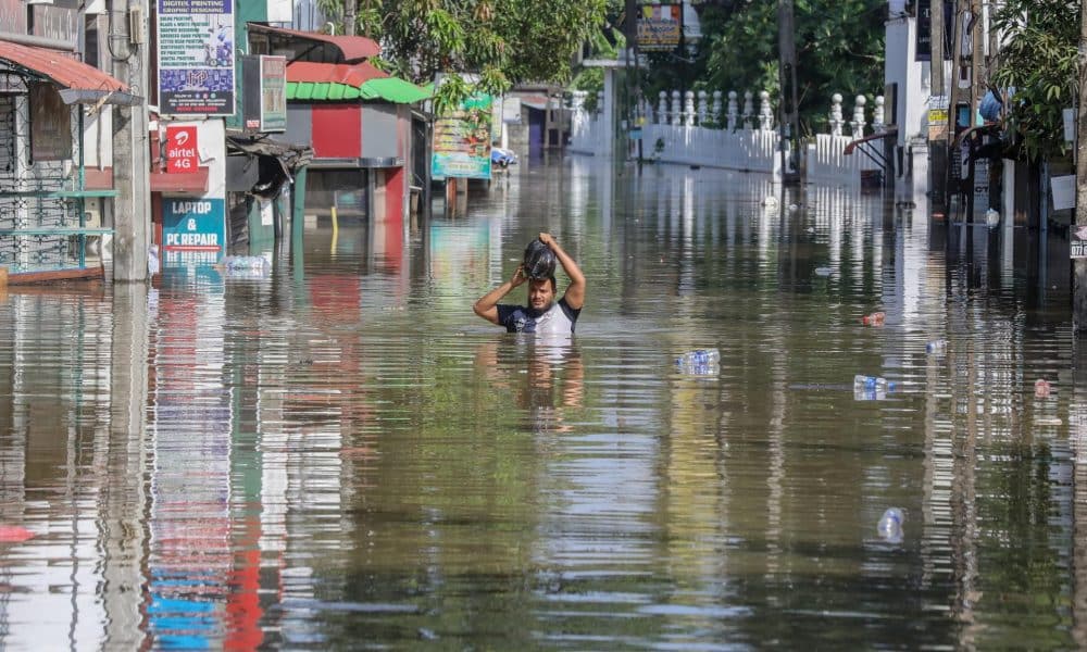 COLOMBO (Sri Lanka), 30/11/2025.- A person wades through a flooded road after heavy rainfall in a suburb of Colombo, Sri Lanka, 30 November 2025. Many parts of the island have been inundated due to heavy rains. According to the Sri Lanka Disaster Management Center, more than 160 people have been killed and about 200 are missing around the country. EFE/EPA/CHAMILA KARUNARATHNE