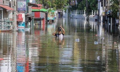 COLOMBO (Sri Lanka), 30/11/2025.- A person wades through a flooded road after heavy rainfall in a suburb of Colombo, Sri Lanka, 30 November 2025. Many parts of the island have been inundated due to heavy rains. According to the Sri Lanka Disaster Management Center, more than 160 people have been killed and about 200 are missing around the country. EFE/EPA/CHAMILA KARUNARATHNE