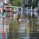COLOMBO (Sri Lanka), 30/11/2025.- A person wades through a flooded road after heavy rainfall in a suburb of Colombo, Sri Lanka, 30 November 2025. Many parts of the island have been inundated due to heavy rains. According to the Sri Lanka Disaster Management Center, more than 160 people have been killed and about 200 are missing around the country. EFE/EPA/CHAMILA KARUNARATHNE