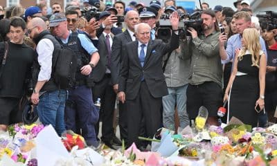 SYDNEY (Australia), 16/12/2025.- Former Australian Prime Minister John Howard (C) waves after placing flowers at a makeshift memorial at Bondi Beach in Sydney, Australia, 16 December 2025. Australia is in mourning following an attack on the Jewish community's Hanukkah festival celebrations on 14 December that left at least 16 people dead, including one gunman. EFE/EPA/MICK TSIKAS AUSTRALIA AND NEW ZEALAND OUT
