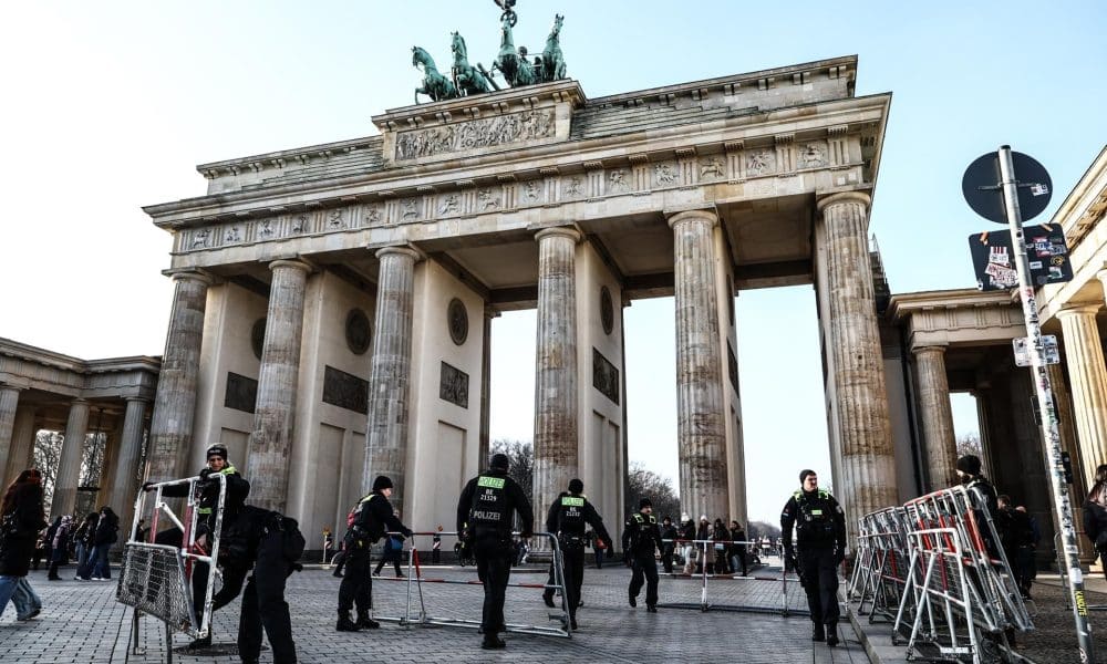Agentes de policía instalan barreras frente a la Puerta de Brandeburgo como parte del cierre del centro de la ciudad en Berlín, Alemania, 14 de diciembre de 2025. Berlín albergará a las delegaciones de EE.UU. y Ucrania durante el fin de semana para conversaciones sobre un plan de paz propuesto, que incluye un posible alto al fuego en Ucrania. Las discusiones serán seguidas por una cumbre en Berlín con líderes europeos y el presidente Volodymyr Zelensky. (Alemania, Ucrania) EFE/EPA/FILIP SINGER