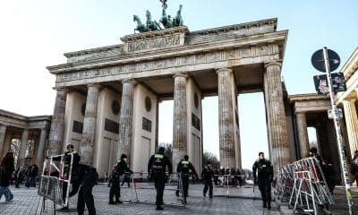 Agentes de policía instalan barreras frente a la Puerta de Brandeburgo como parte del cierre del centro de la ciudad en Berlín, Alemania, 14 de diciembre de 2025. Berlín albergará a las delegaciones de EE.UU. y Ucrania durante el fin de semana para conversaciones sobre un plan de paz propuesto, que incluye un posible alto al fuego en Ucrania. Las discusiones serán seguidas por una cumbre en Berlín con líderes europeos y el presidente Volodymyr Zelensky. (Alemania, Ucrania) EFE/EPA/FILIP SINGER