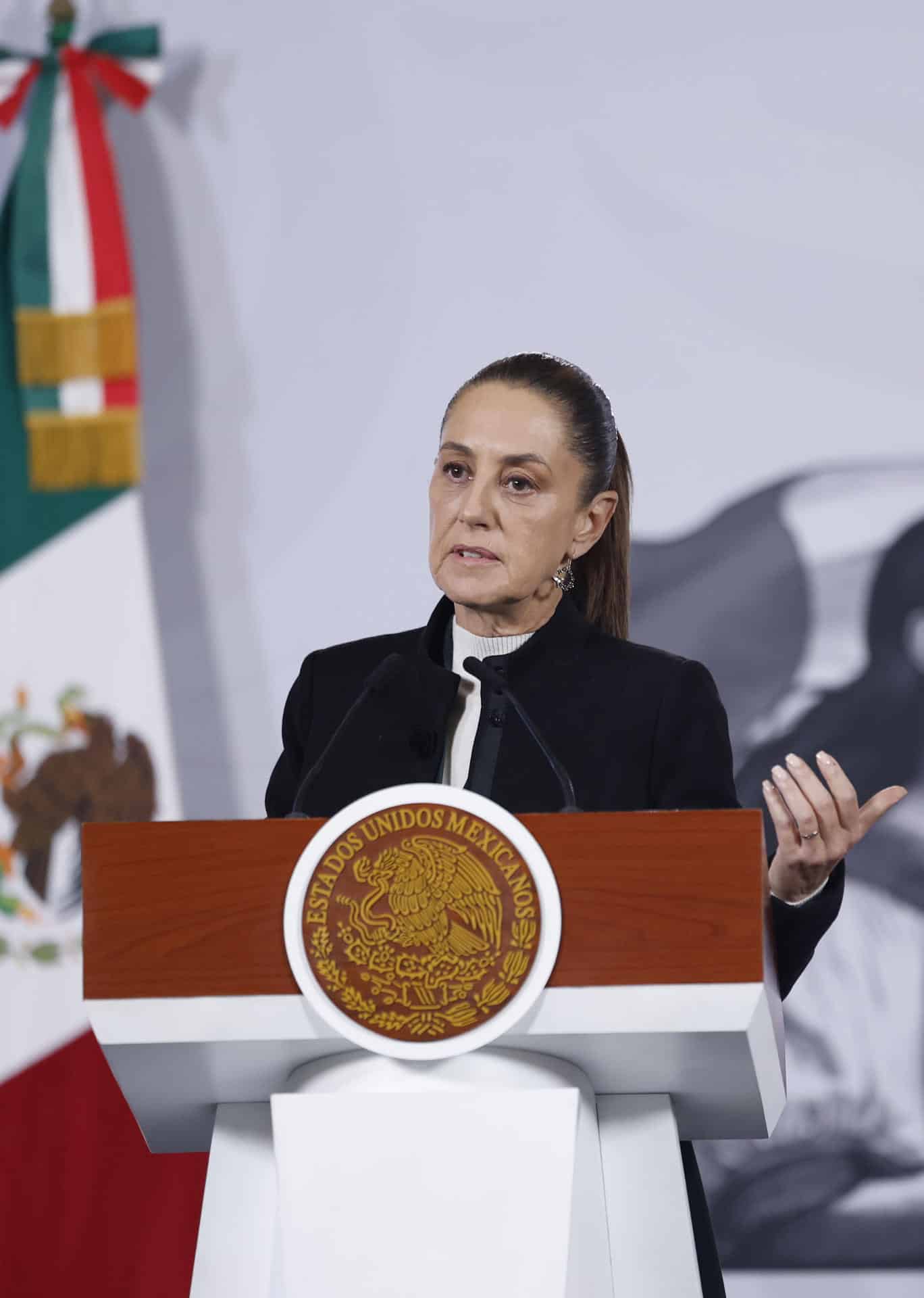 La presidenta de México, Claudia Sheinbaum, habla durante una rueda de prensa en Palacio Nacional de la Ciudad de México (México). EFE/Sáshenka Gutiérrez