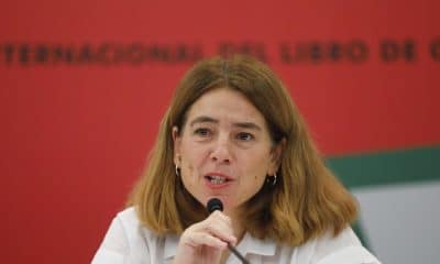 La curadora de la delegación de Barcelona, Ana Guitart, habla durante rueda de prensa este domingo durante la 39 edición de la Feria Internacional del Libro de Guadalajara (FIL), en Jalisco (México). EFE/Francisco Guasco