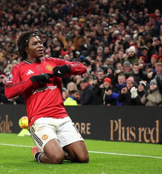MANCHESTER (Reino Unido), 26/12/2025.- El danés Patrick Dorgu, del Manchester United, celebra su gol en la victoria (1-0) de su equipo ante el Newcastle United. EFE/EPA/ADAM VAUGHAN