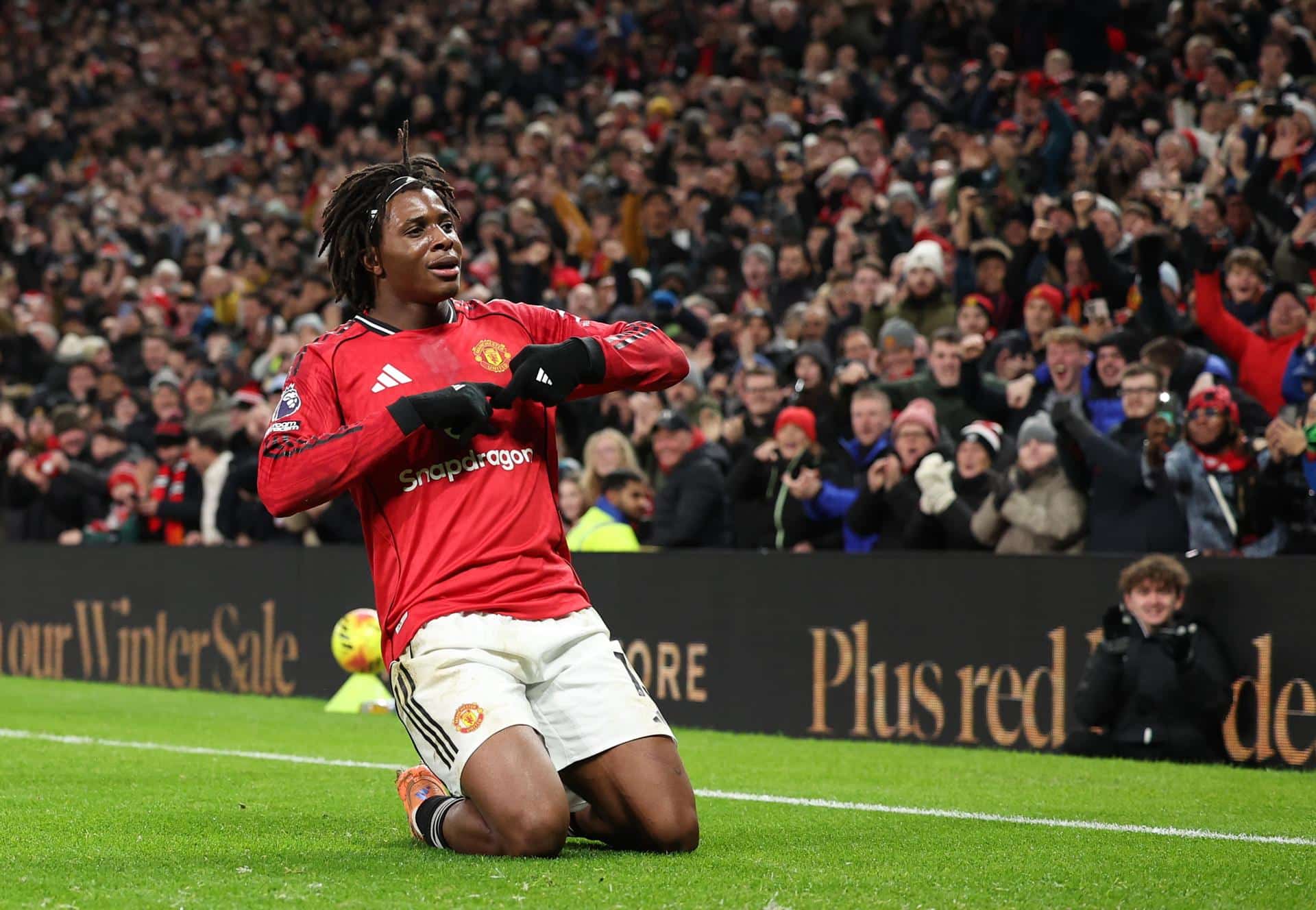 MANCHESTER (Reino Unido), 26/12/2025.- El danés Patrick Dorgu, del Manchester United, celebra su gol en la victoria (1-0) de su equipo ante el Newcastle United. EFE/EPA/ADAM VAUGHAN