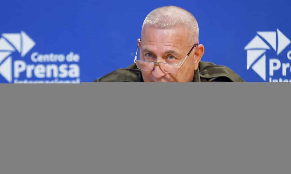 El jefe del Estado Mayor de las Tropas Guardafronteras del Ministerio del Interior de Cuba, el primer coronel Ybey Daniel Carballo, fue captado este jueves, 4 de diciembre, durante una rueda de prensa, en La Habana (Cuba). EFE/Ernesto Mastrascusa