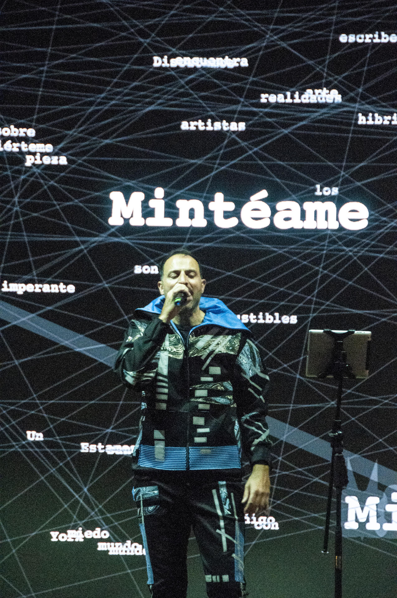 Fotografía cedida por el artista español Marcos de la Fuente que muestra al artista durante una presentación en Vigo (España). EFE/ Jan Téllez Asensio