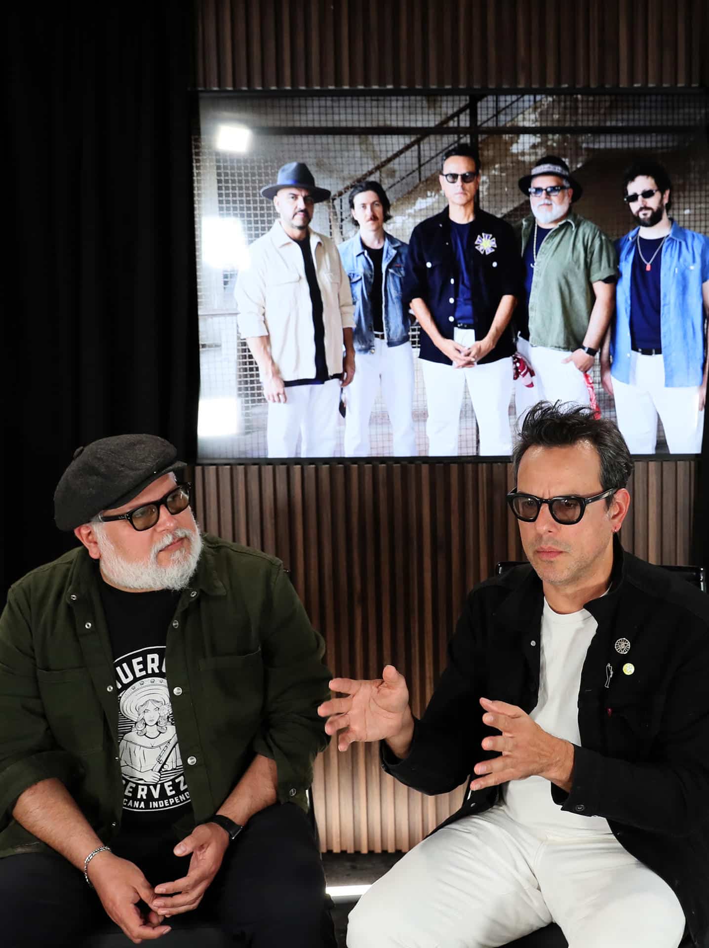 Integrantes de la banda de rock alternativo Jumbo Carlos Castro (i) y Clemente Castillo participan en una entrevista con EFE este sábado, en Ciudad de México (México). EFE/ Mario Guzmán
