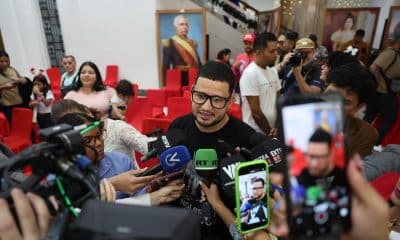 Arturo Suárez, ciudadano venezolano que estuvo detenido en el Centro de Confinamiento del Terrorismo (CECOT) en El Salvador, habla en una rueda de prensa este viernes en Caracas (Venezuela). EFE/ Miguel Gutiérrez