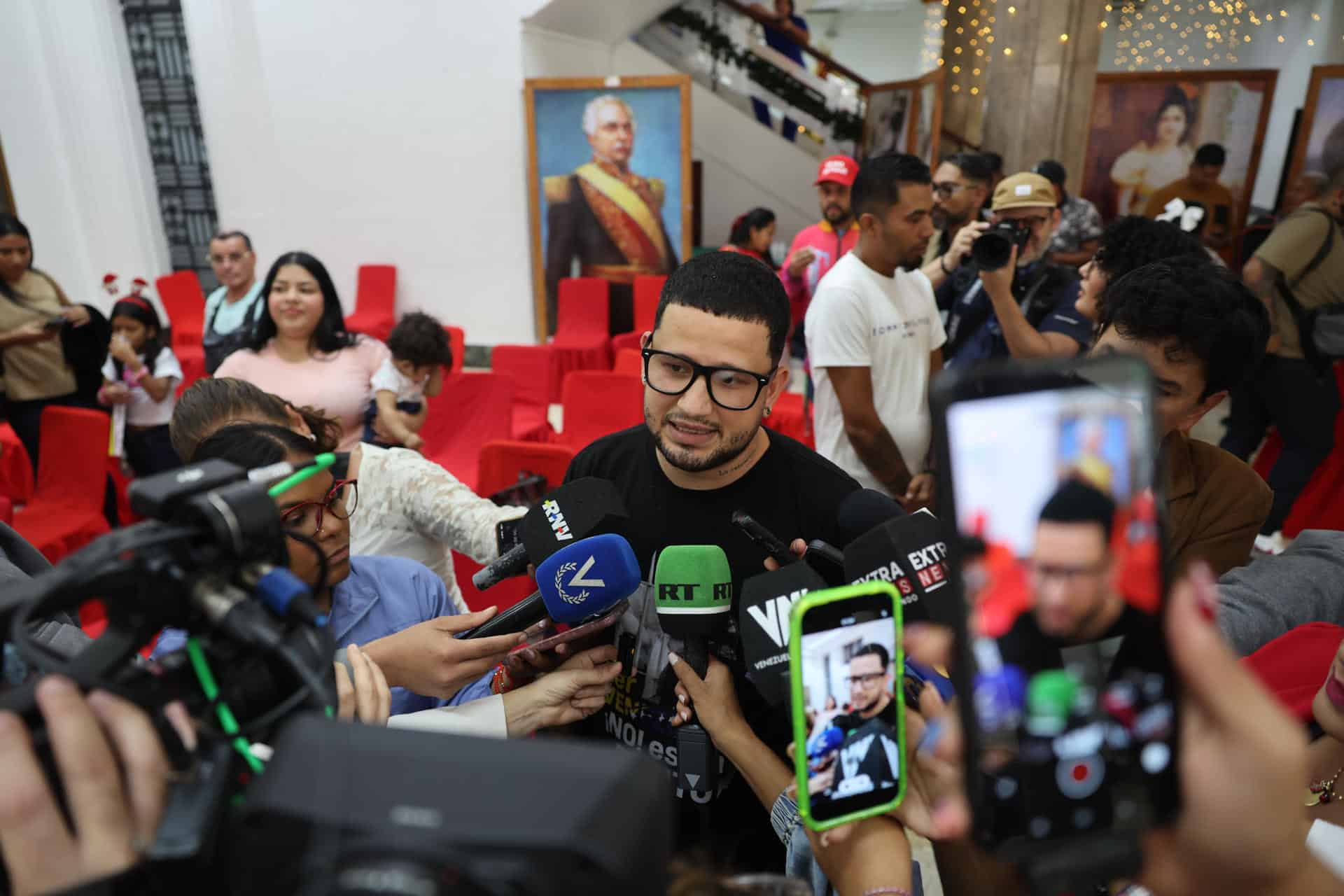 Arturo Suárez, ciudadano venezolano que estuvo detenido en el Centro de Confinamiento del Terrorismo (CECOT) en El Salvador, habla en una rueda de prensa este viernes en Caracas (Venezuela). EFE/ Miguel Gutiérrez