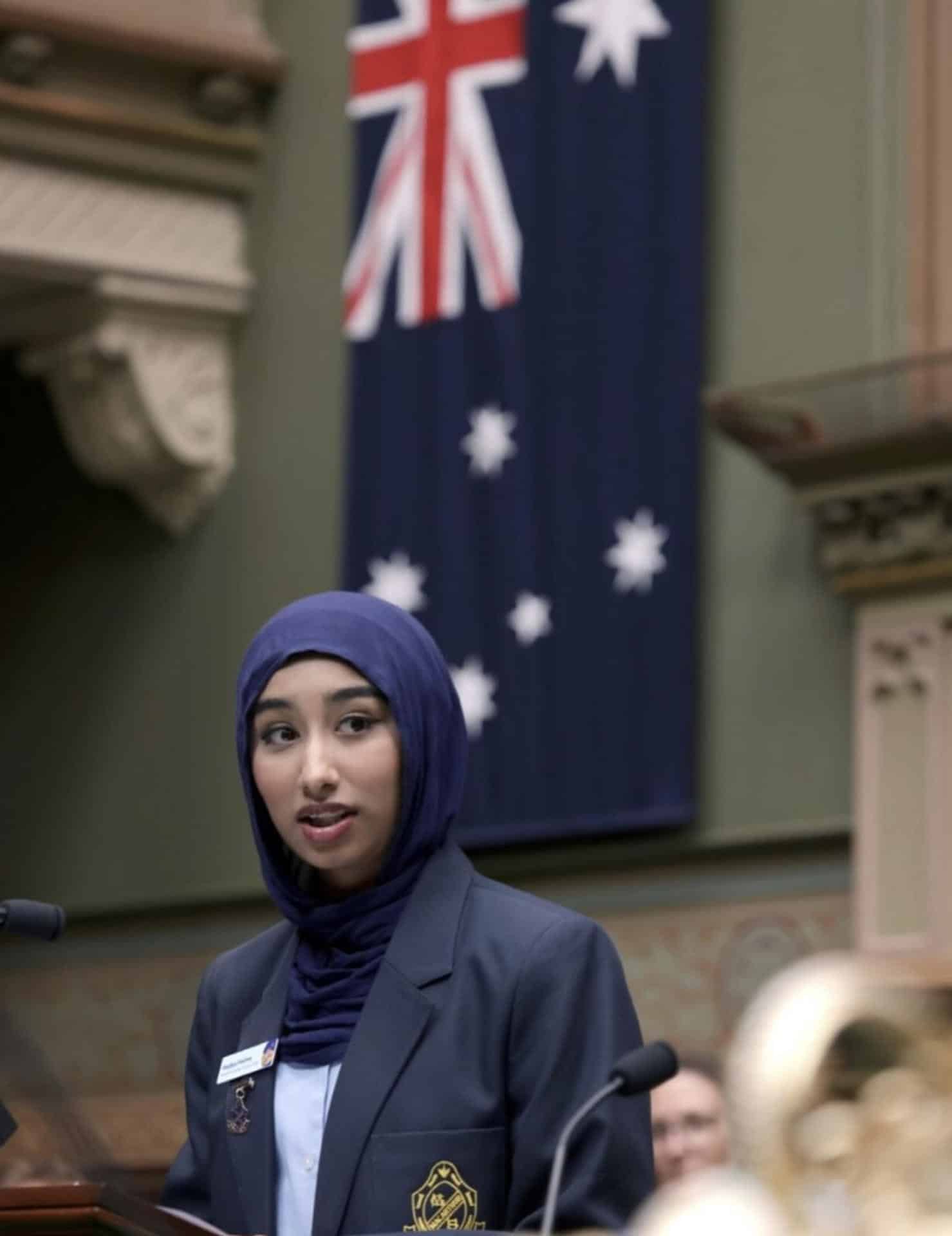 SÍDNEY, 04/12/2025.- Hadiya Fatima, de 17 años, vicepresidenta del consejo estudiantil del ministerio de Educación de Nueva Gales del Sur y fundadora del pódcast Proyecto Girlhood, vio en las redes algo más que entretenimiento cuando descargó Instagram con 14 años. Australia pondrá en marcha a partir de la semana que viene una normativa pionera que obligará a las redes, entre ellas Meta, TikTok, Snapchat o YouTube, a implementar controles para asegurar que no pueden acceder menores de 16 años, so pena de multas de hasta 32,5 millones de dólares EFE/ Hadiya Fatima // SOLO USO EDITORIAL/SOLO DISPONIBLE PARA ILUSTRAR LA NOTICIA QUE ACOMPAÑA (CRÉDITO OBLIGATORIO)