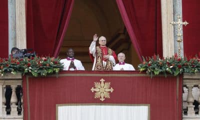 El papa León XIV en su primer mensaje de Navidad antes de la bendición 'Urbi et Orbi' asomado al balcón de la fachada de la basílica de San Pedro este 25 de diciembre de 2025. EFE/EPA/FABIO FRUSTACI