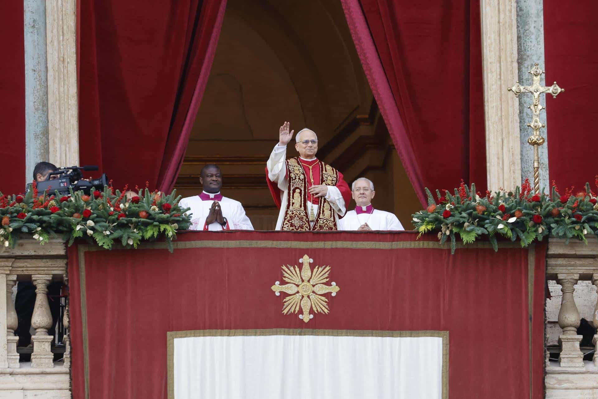 El papa León XIV en su primer mensaje de Navidad antes de la bendición 'Urbi et Orbi' asomado al balcón de la fachada de la basílica de San Pedro este 25 de diciembre de 2025. EFE/EPA/FABIO FRUSTACI