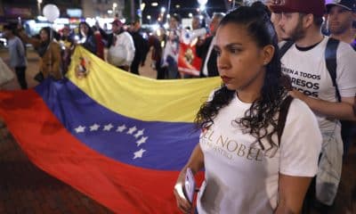 Personas participan en la marcha "por la paz y la libertad" en Venezuela, en conmemoración al Nobel de la Paz que será entregado el 10 de diciembre a la líder antichavista María Corina Machado, este sábado, en Bogotá (Colombia). EFE/ Mauricio Dueñas Castañeda