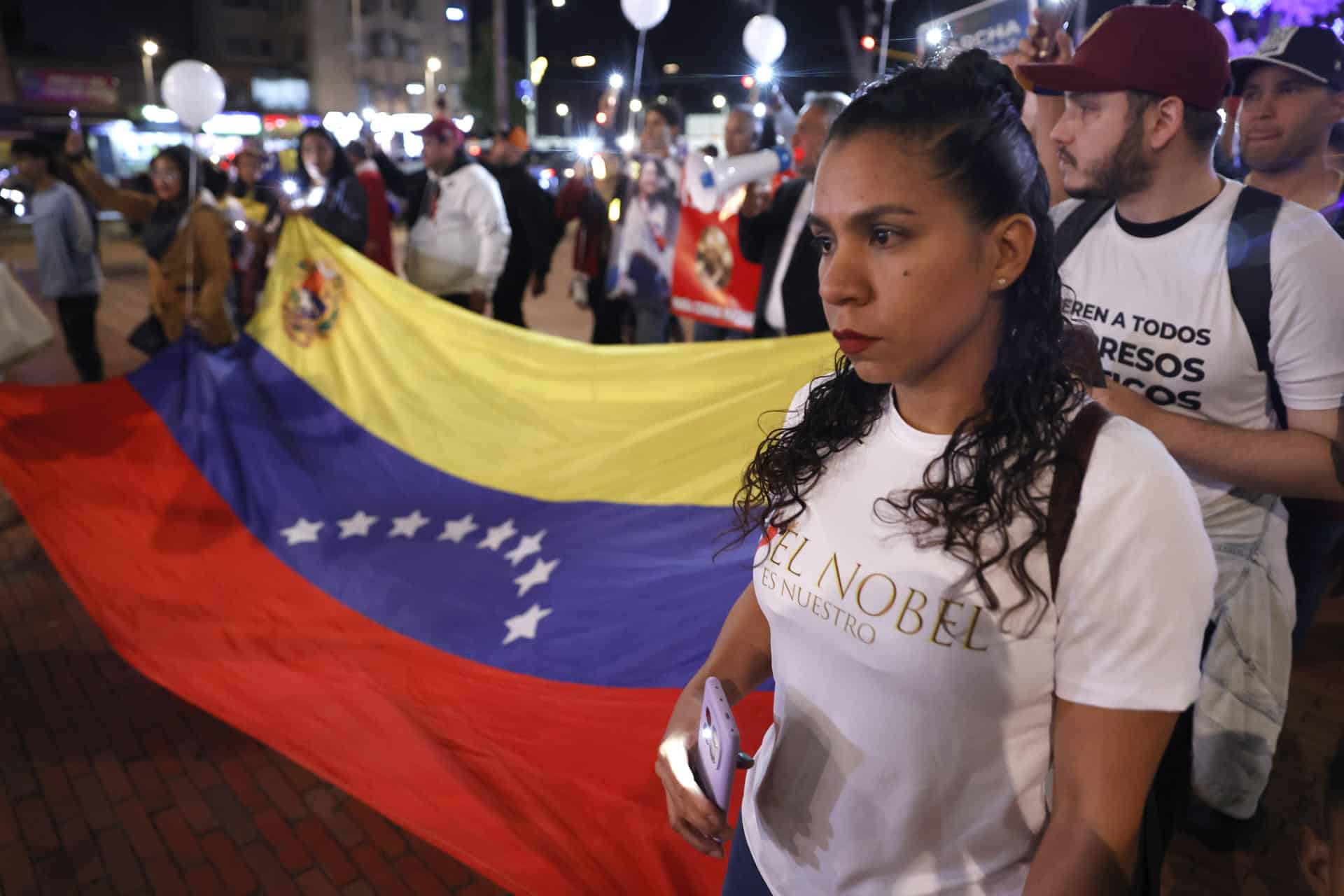Personas participan en la marcha "por la paz y la libertad" en Venezuela, en conmemoración al Nobel de la Paz que será entregado el 10 de diciembre a la líder antichavista María Corina Machado, este sábado, en Bogotá (Colombia). EFE/ Mauricio Dueñas Castañeda