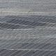Un operario camina entre paneles solares en India. EFE/ Jagadeesh NV