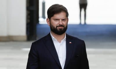 El presidente de Chile, Gabriel Boric, habla en el Palacio de la Moneda este lunes, en Santiago (Chile).  EFE/ Elvis González