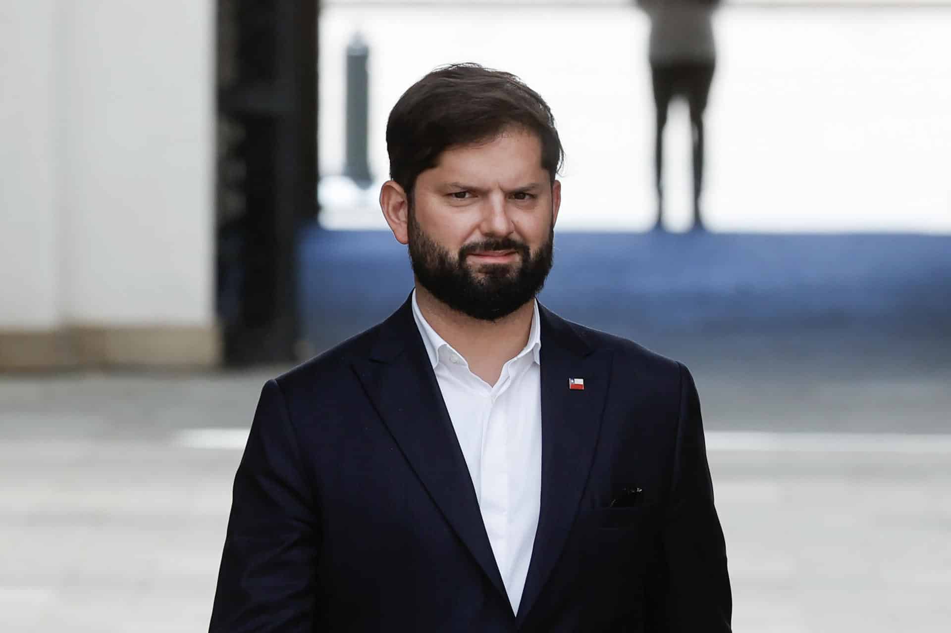El presidente de Chile, Gabriel Boric, habla en el Palacio de la Moneda este lunes, en Santiago (Chile).  EFE/ Elvis González