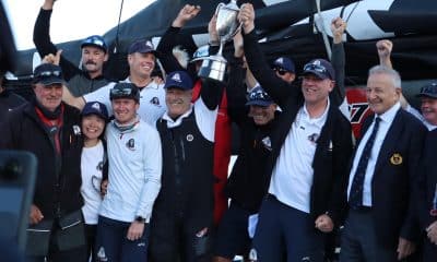 La tripulación del Master Lock Commander celebra su triunfo en la regata Sídney-Hobart 2025. EFE/EPA/ETHAN JAMES