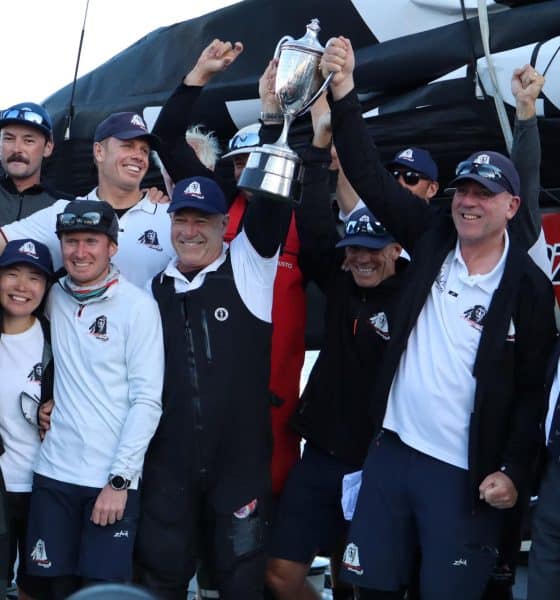 La tripulación del Master Lock Commander celebra su triunfo en la regata Sídney-Hobart 2025. EFE/EPA/ETHAN JAMES