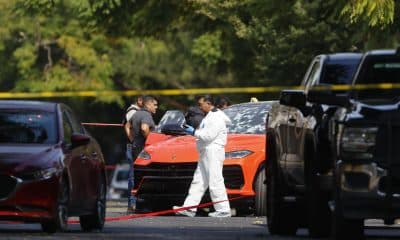 Elementos de la Fiscalía del Estado de Jalisco resguardan la zona y levantan indicios, tras una balacera que dejó como saldo 3 personas fallecidas y cuatro personas heridas, este lunes en la ciudad de Zapopan, Jalisco (México). EFE/Francisco Guasco