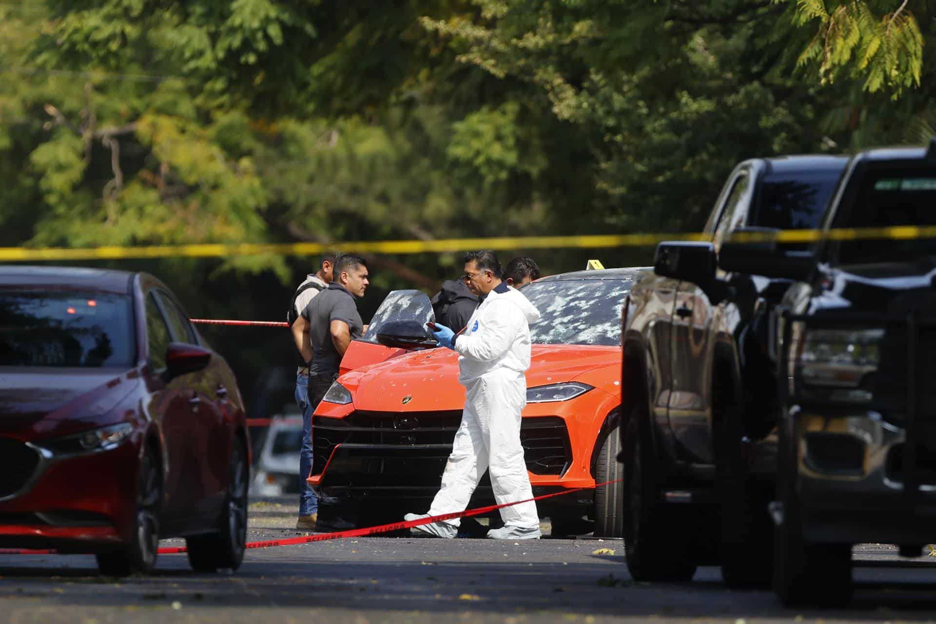 Elementos de la Fiscalía del Estado de Jalisco resguardan la zona y levantan indicios, tras una balacera que dejó como saldo 3 personas fallecidas y cuatro personas heridas, este lunes en la ciudad de Zapopan, Jalisco (México). EFE/Francisco Guasco