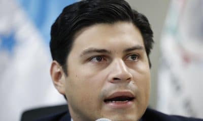 El consejero electoral Marlon Ochoa habla durante una rueda de prensa este domingo, en Tegucigalpa (Honduras). EFE/ Gustavo Amador