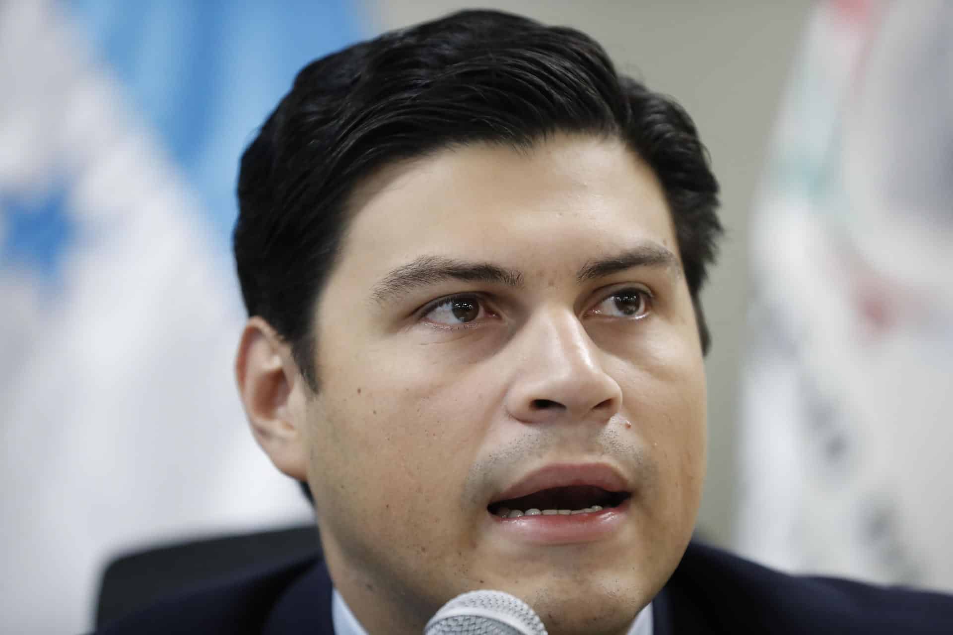 El consejero electoral Marlon Ochoa habla durante una rueda de prensa este domingo, en Tegucigalpa (Honduras). EFE/ Gustavo Amador
