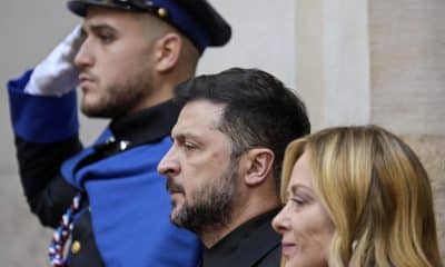 El presidente ucraniano Volodymyr Zelensky (i) y la primera ministra italiana, Giorgia Meloni (d), asisten a una reunión en el Palazzo Chigi de Roma, Italia, el 9 de diciembre de 2025. (Italia, Ucrania, Roma)