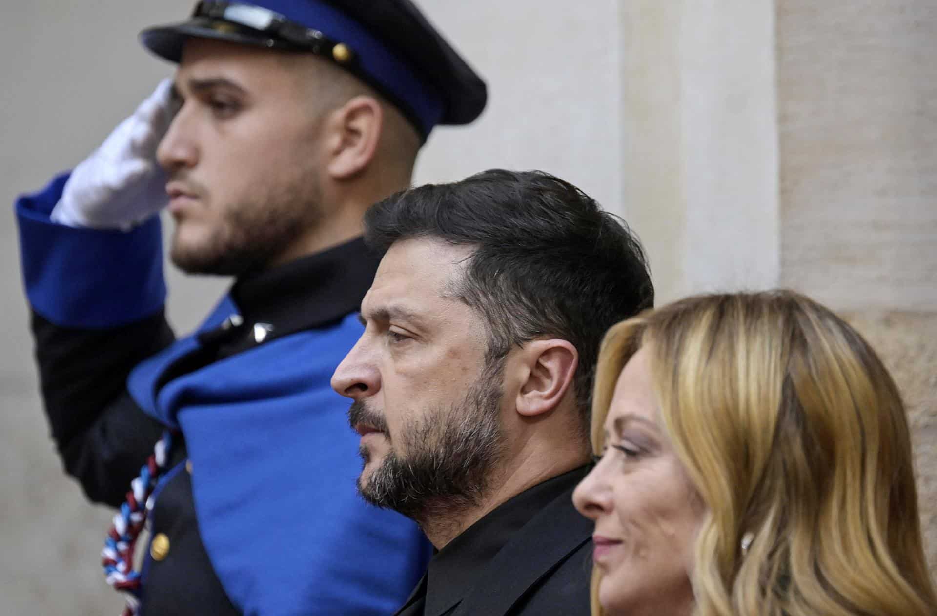 El presidente ucraniano Volodymyr Zelensky (i) y la primera ministra italiana, Giorgia Meloni (d), asisten a una reunión en el Palazzo Chigi de Roma, Italia, el 9 de diciembre de 2025. (Italia, Ucrania, Roma)
