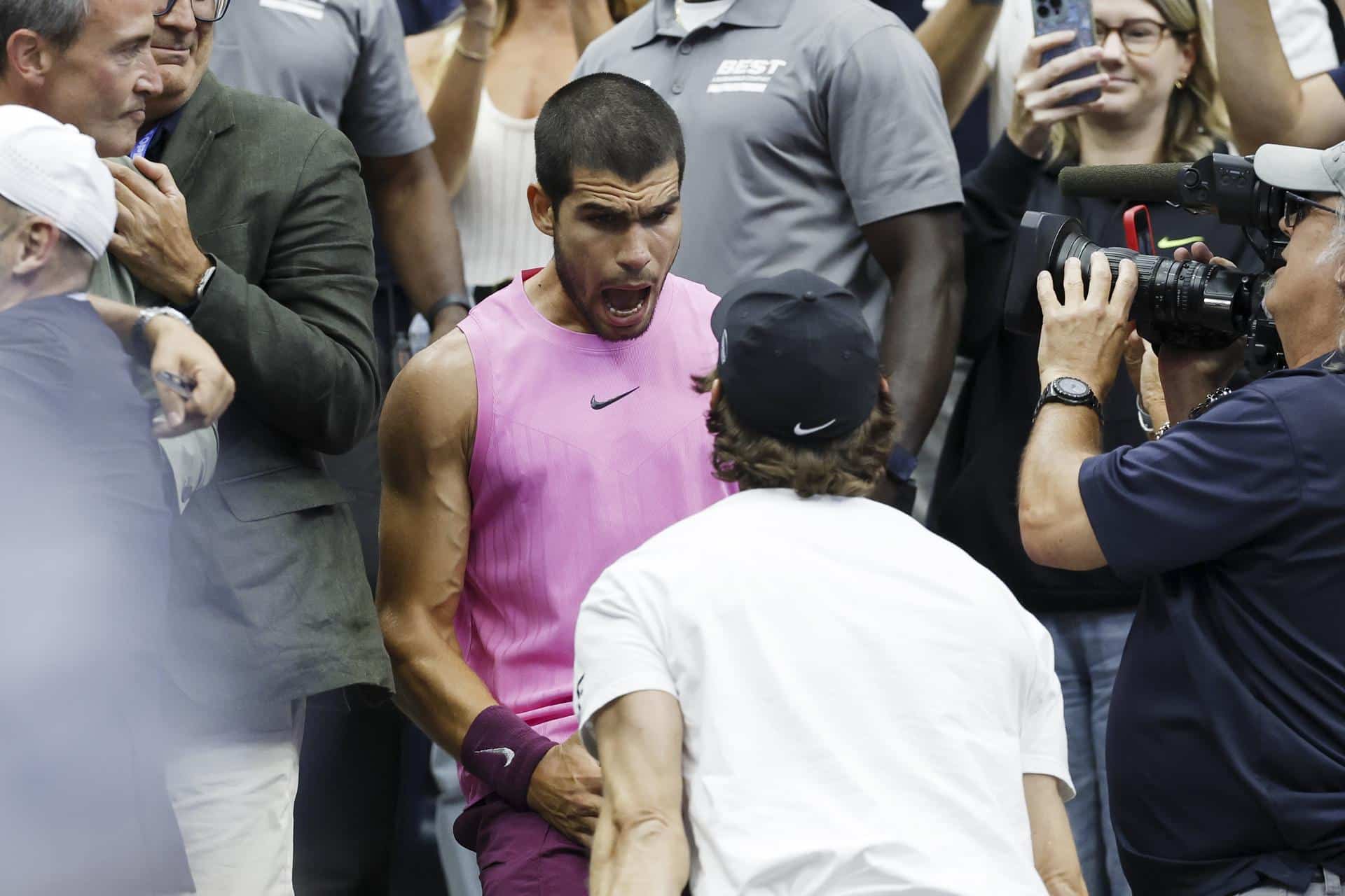 Carlos Alcaraz y su entrenador Juan Carlos Ferrero, tras ganar la final del US Open el 7 de septiembre. EFE/EPA/JOHN G. MABANGLO