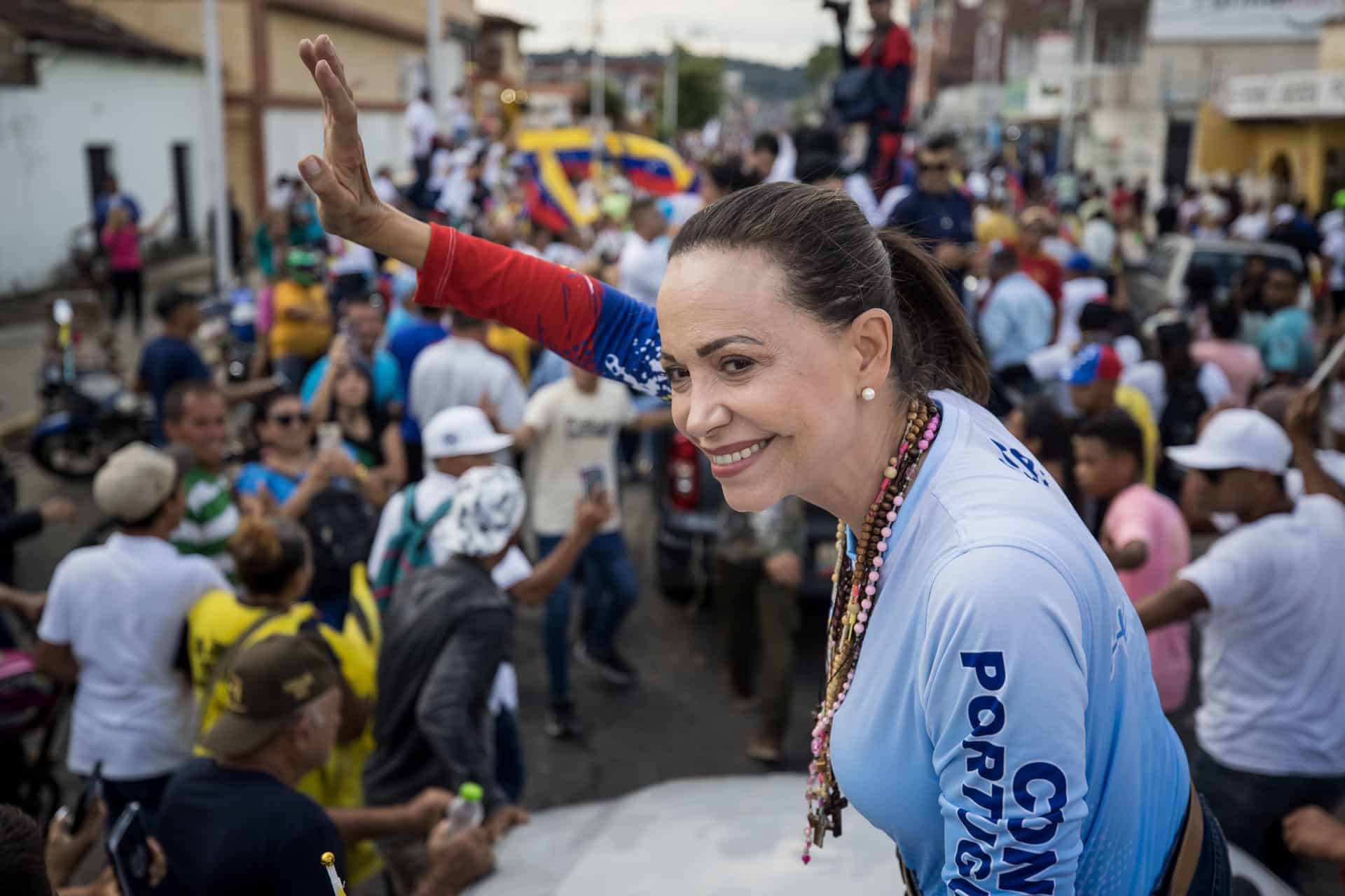 - Fotografía de archivo del 17 de julio de 2024 que muestra a la líder opositora, Maria Corina Machado, en un acto de campaña el 17 de julio del 2024 en Guanare (Venezuela). La oposición venezolana mantiene su repliegue dentro del país, sin convocatorias masivas por temor a represalias, mientras prepara marchas globales el 6 de diciembre en 24 países en apoyo a Machado, en un contexto marcado por la tensión con Estados Unidos y el despliegue militar en el Caribe. EFE/ Miguel Gutiérrez/ ARCHIVO