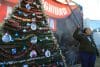 Familiares de víctimas de un crematorio clandestino instalan un árbol de navidad frente a la Fiscalía General del Estado de Chihuahua este 6 de diciembre de 2025, en Ciudad Juárez (México). EFE/Luis Torres