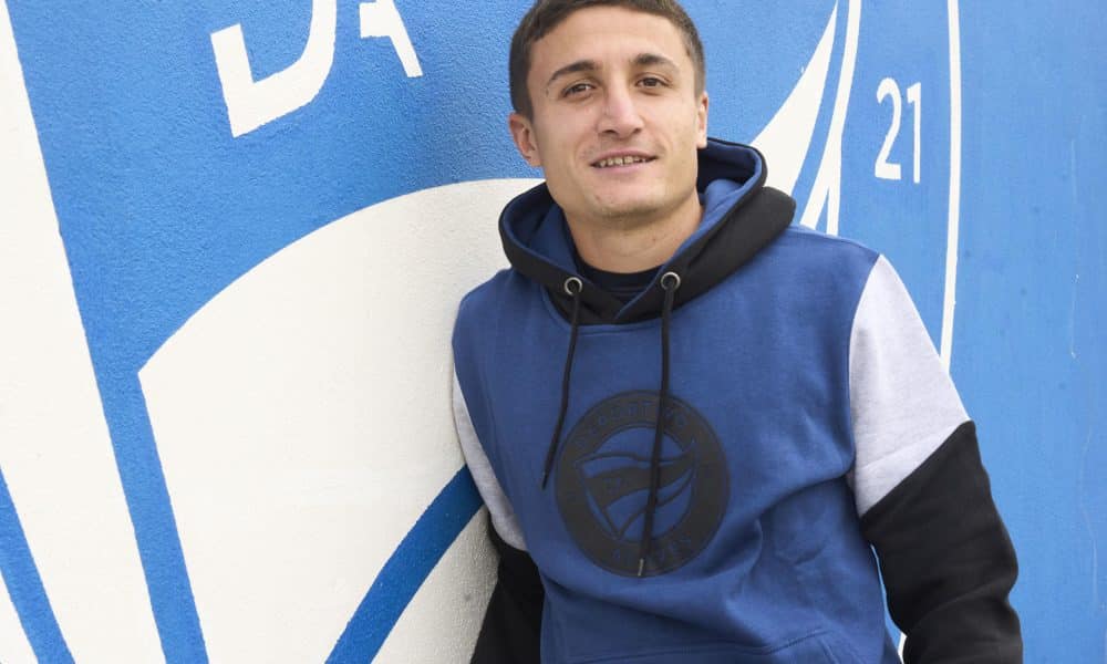 Fotografía de L. Rico, en la que puede verse en una imagen de archivo del pasado 21 de noviembre al futbolista argentino Nahuel Tenaglia durante una entrevista con EFE. EFE