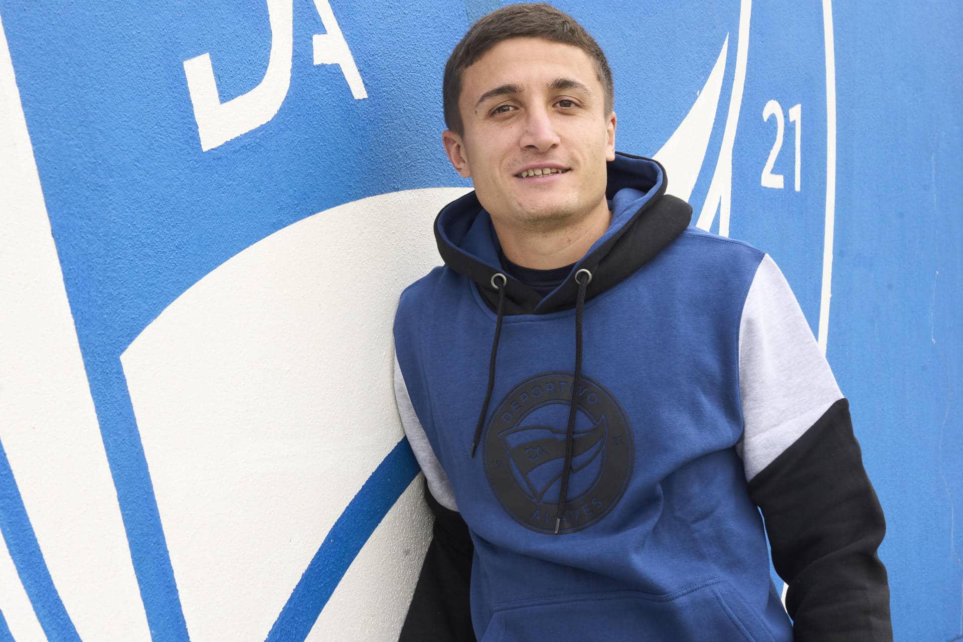 Fotografía de L. Rico, en la que puede verse en una imagen de archivo del pasado 21 de noviembre al futbolista argentino Nahuel Tenaglia durante una entrevista con EFE. EFE