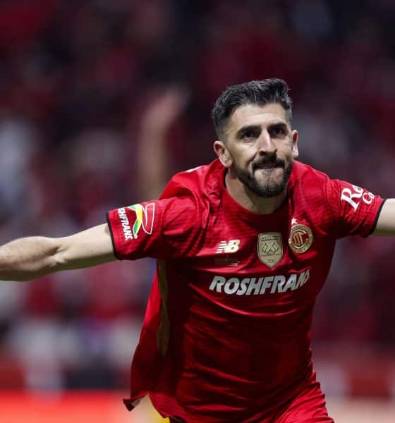 Joao Dias, de Toluca, celebra un gol este domingo, en la final de la Liga MX ante Tigres, en el estadio Nemesio Diez, en Toluca. EFE/Felipe Gutiérrez