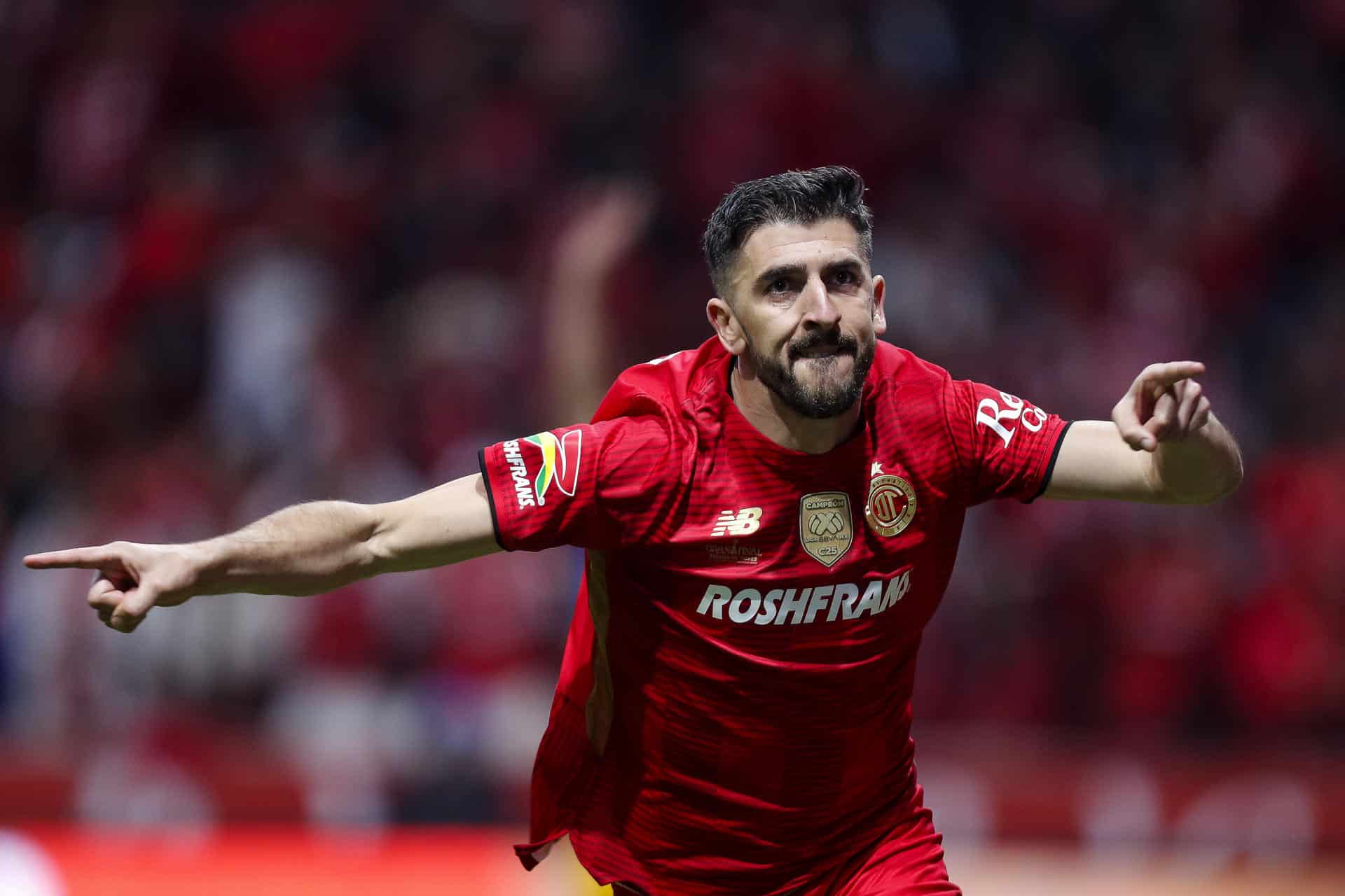 Joao Dias, de Toluca, celebra un gol este domingo, en la final de la Liga MX ante Tigres, en el estadio Nemesio Diez, en Toluca. EFE/Felipe Gutiérrez