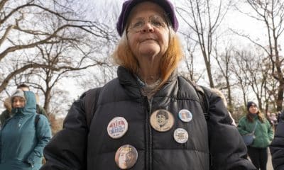 Una persona porta pines con la imagen de John Lennon durante una conmemoración por los 45 años de su muerte este 8 de diciembre de 2025, en Nueva York (EE.UU.). EFE/ Ángel Colmenares