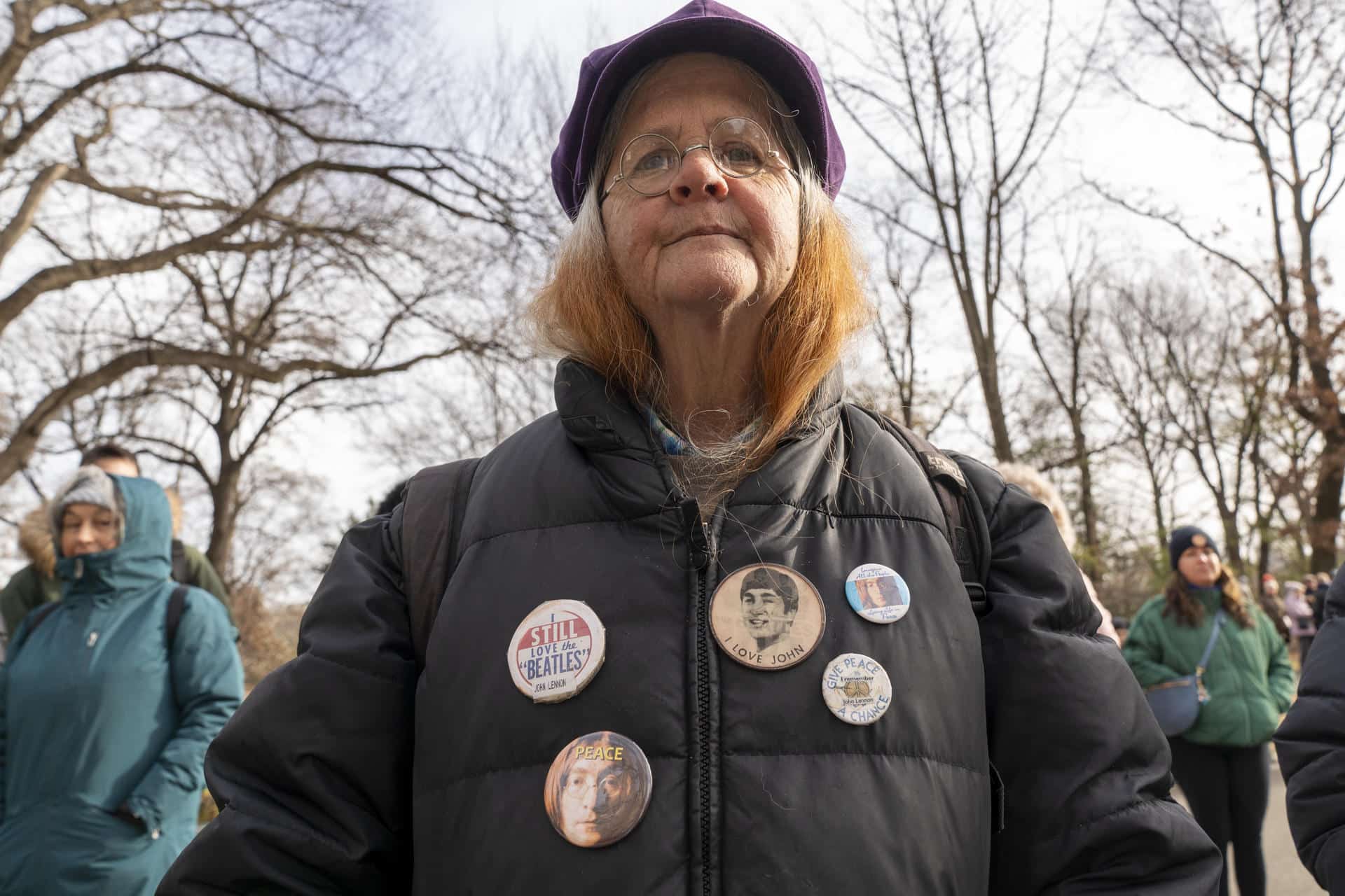 Una persona porta pines con la imagen de John Lennon durante una conmemoración por los 45 años de su muerte este 8 de diciembre de 2025, en Nueva York (EE.UU.). EFE/ Ángel Colmenares