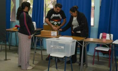 Vocales de mesa preparan material electoral este domingo, durante la segunda vuelta presidencial en Chile en Santiago de Chile (Chile). Un total de 3.379 locales de votación con 40.473 mesas abrieron sus puertas este domingo para dar comienzo a la segunda vuelta presidencial en Chile, en la que se escogerá al sucesor del progresista Gabriel Boric. EFE/ Adriana Thomasa