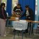 Vocales de mesa preparan material electoral este domingo, durante la segunda vuelta presidencial en Chile en Santiago de Chile (Chile). Un total de 3.379 locales de votación con 40.473 mesas abrieron sus puertas este domingo para dar comienzo a la segunda vuelta presidencial en Chile, en la que se escogerá al sucesor del progresista Gabriel Boric. EFE/ Adriana Thomasa