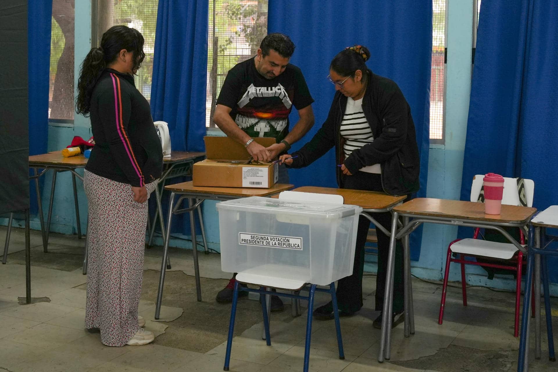 Vocales de mesa preparan material electoral este domingo, durante la segunda vuelta presidencial en Chile en Santiago de Chile (Chile). Un total de 3.379 locales de votación con 40.473 mesas abrieron sus puertas este domingo para dar comienzo a la segunda vuelta presidencial en Chile, en la que se escogerá al sucesor del progresista Gabriel Boric. EFE/ Adriana Thomasa
