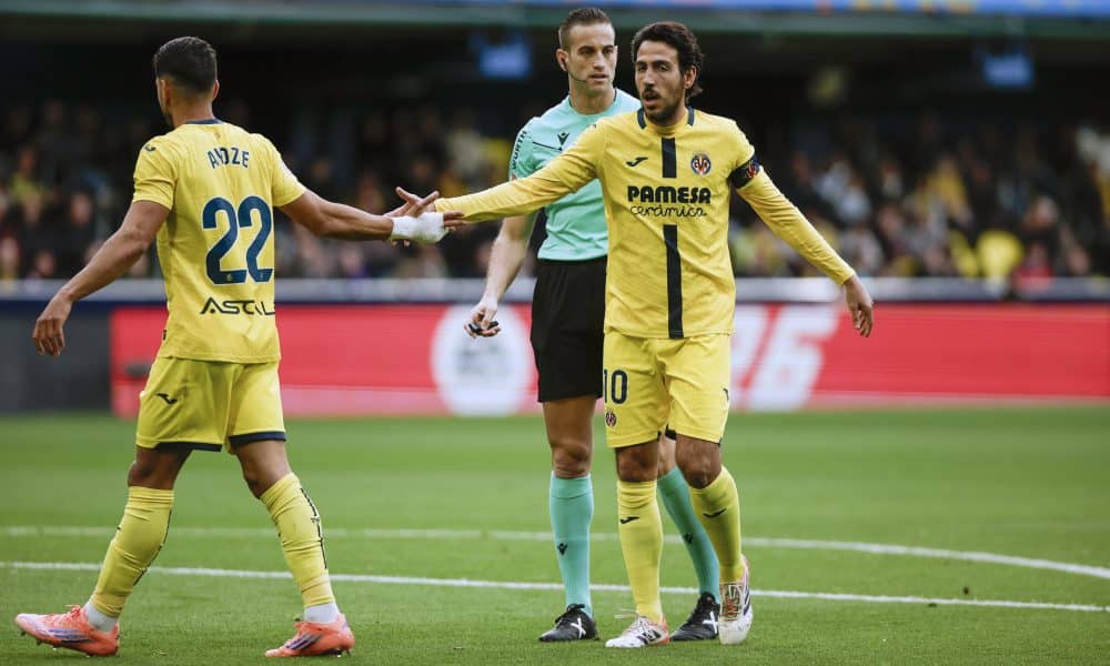 El centrocampista del Villarreal Dani Parejo (d) y su compañero Ayoze Pérez este domingo, durante el partido de la jornada 17 de LaLiga EA Sports, que disputaron Villarreal CF y el FC Barcelona en el Estadio de la Cerámica. EFE/ Biel Alino