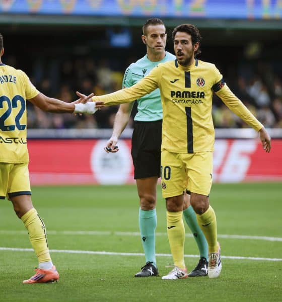 El centrocampista del Villarreal Dani Parejo (d) y su compañero Ayoze Pérez este domingo, durante el partido de la jornada 17 de LaLiga EA Sports, que disputaron Villarreal CF y el FC Barcelona en el Estadio de la Cerámica. EFE/ Biel Alino