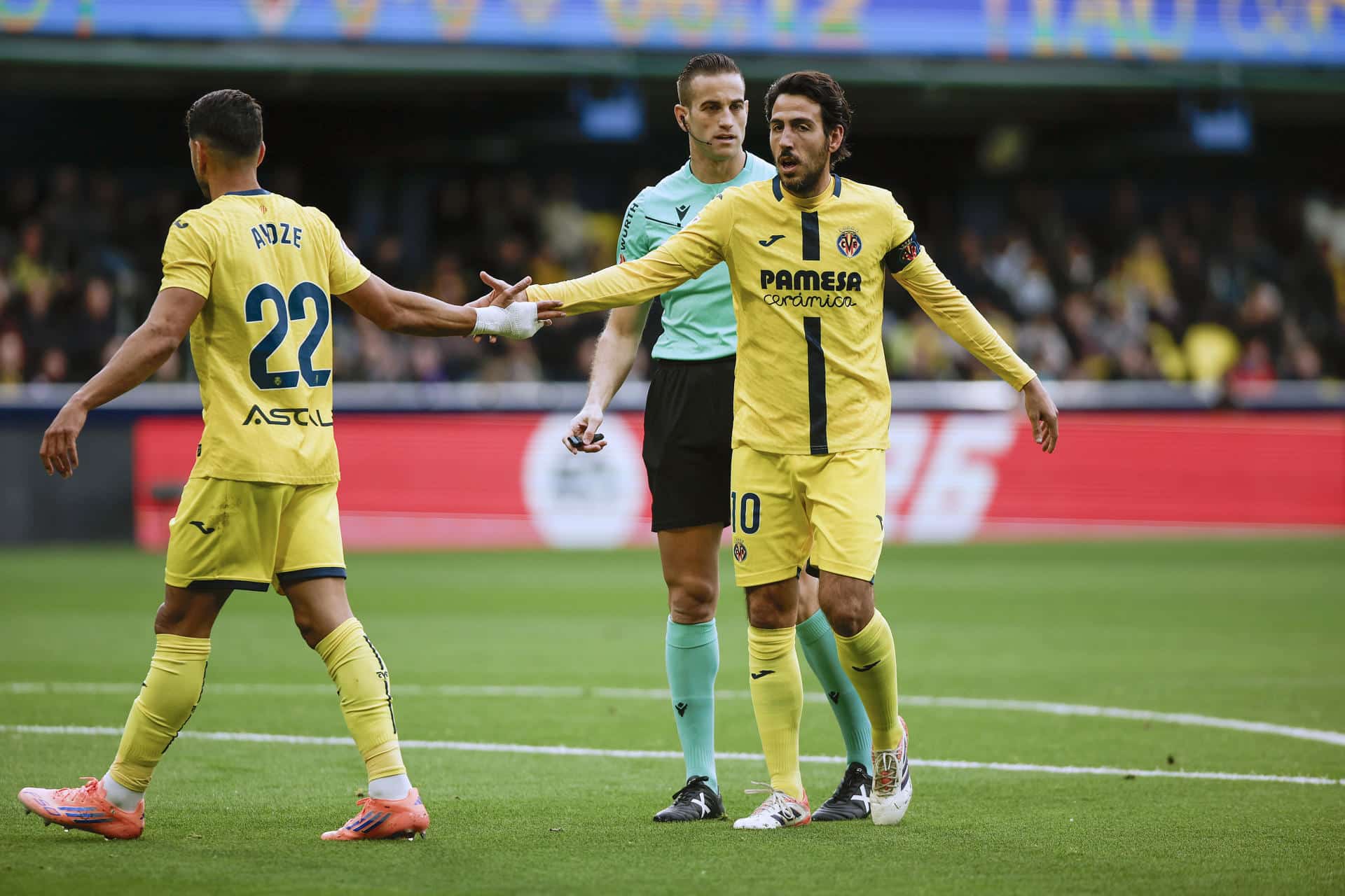 El centrocampista del Villarreal Dani Parejo (d) y su compañero Ayoze Pérez este domingo, durante el partido de la jornada 17 de LaLiga EA Sports, que disputaron Villarreal CF y el FC Barcelona en el Estadio de la Cerámica. EFE/ Biel Alino