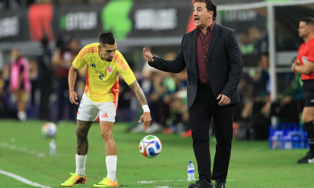 El entrenador de Colombia, Néstor Lorenzo (d), durante un partido de preparación para la Copa Mundial 2026. EFE/ Carlos Ramírez