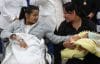 La bebé Aylin es cargada por su abuela Janet Vergara (d) este miércoles, el Hospital Cayetano Heredia de Lima (Perú). EFE/Paolo Aguilar
