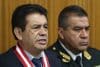 El fiscal general interino de Perú, Tomás Gálvez Villegas (i), habla junto al Comandante General de la Policía Nacional, Oscar Arriola, durante una rueda de prensa este viernes, en Lima (Perú). EFE/ Paolo Aguilar
